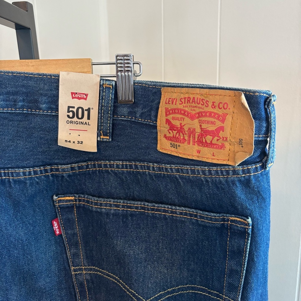 Levis 501 NWOT Med Wash Button Fly Denim Jeans Men’s 52x30 Cotton Stretch *NOTE
